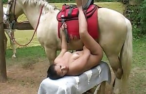 Đĩ mọng nước muốn bị ngựa đập XXX